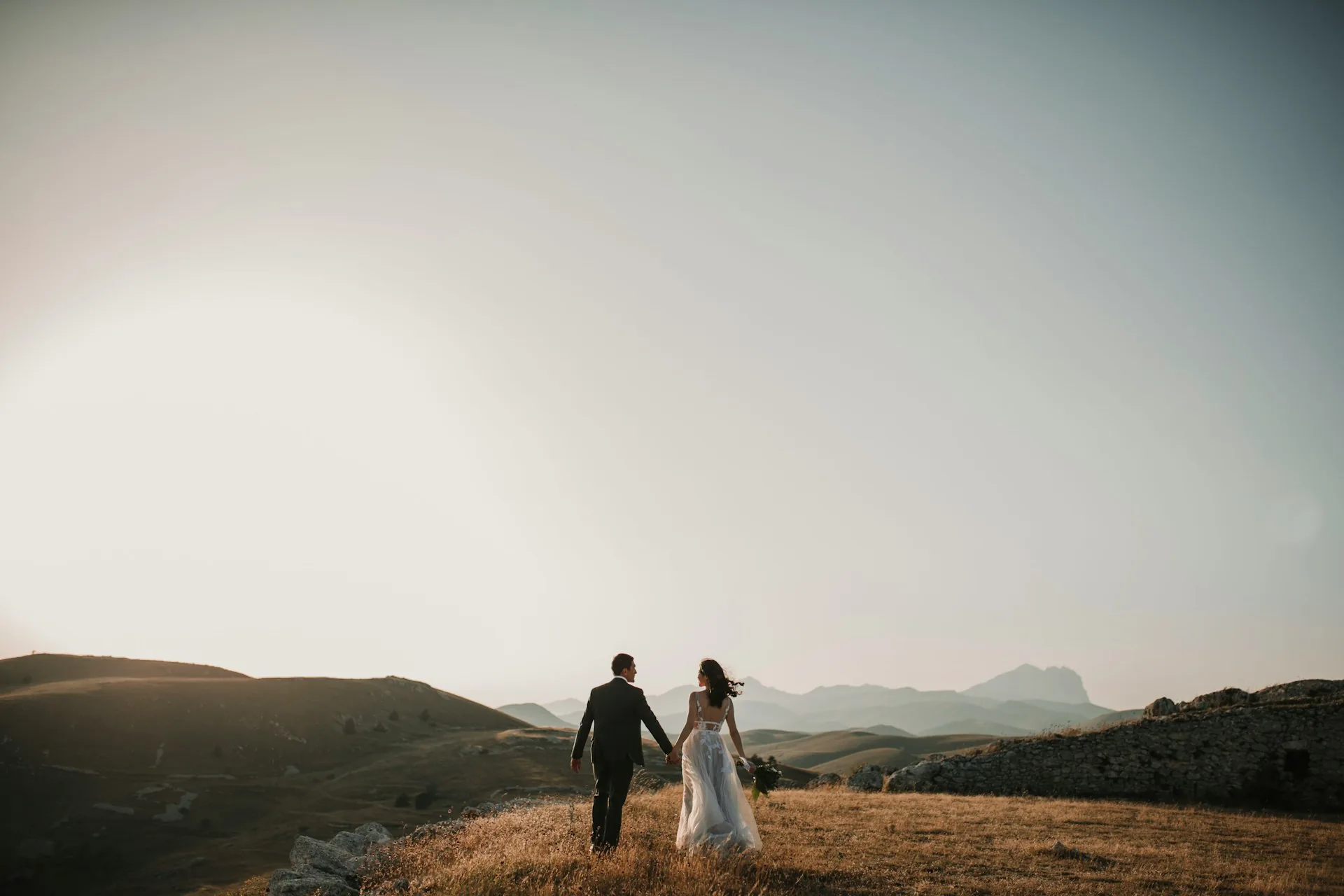 Freie Trauung in den bayerischen Alpen – Hochzeitspaar bei Sonnenuntergang